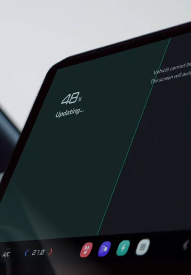 Infotainment-Bildschirm mit laufendem Over-the-Air-Update.